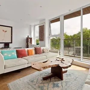 stunning-1-bed-canal-view-bethnal-green-london.brighton-hotels-england.com/